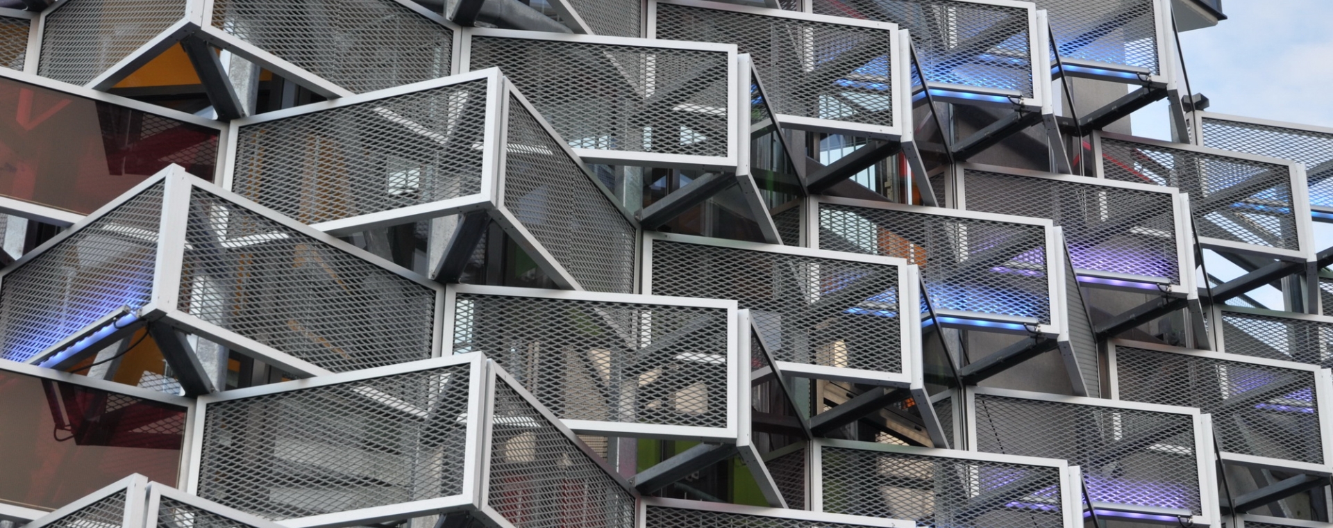 建筑裝飾孔鋼板網安裝在建筑外墻。